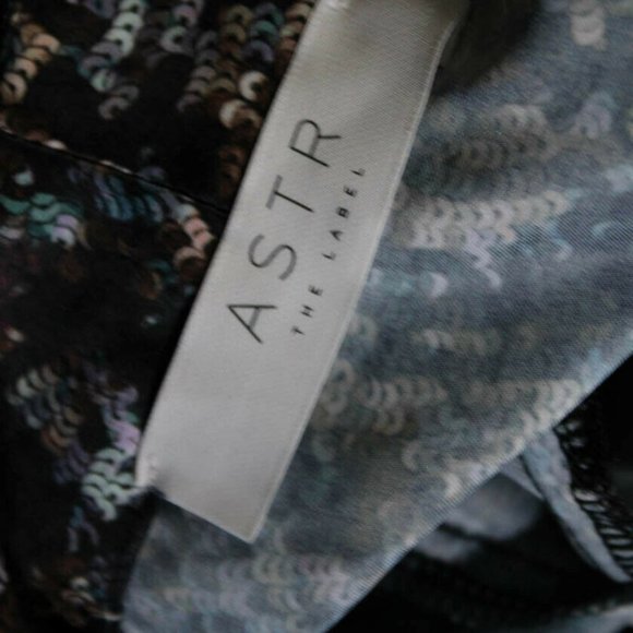 ASTR Women's Yvette Sequin Print V-Neck Bodysuit Black Blue Size Large NWT - Picture 6 of 8